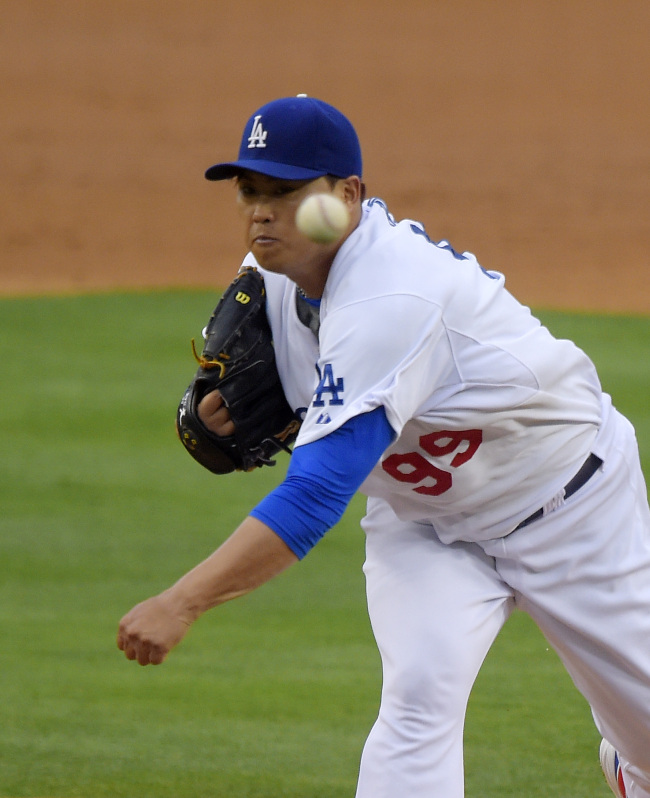 Los Angeles Dodgers pitcher Ryu Hyun-jin throws to the plate on Saturday.   AP-Yonhap