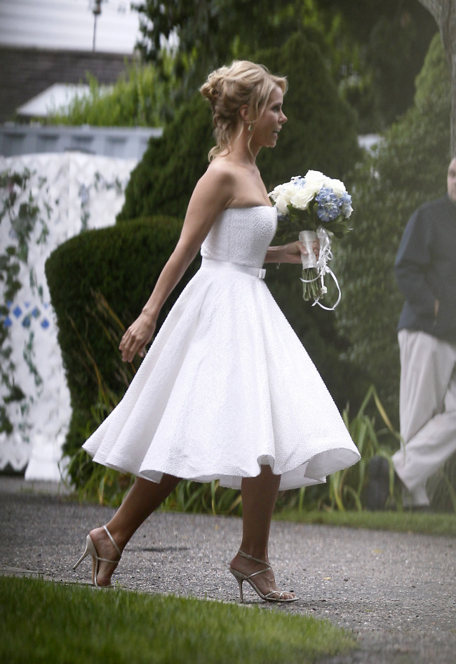 <YONHAP PHOTO-0265> Actress Cheryl Hines walks across a lawn to the tent where her wedding to Robert F. Kennedy Jr., will take place in Hyannis Port, Mass. on Saturday, Aug. 2, 2014. (AP Photo/Stew Milne)/2014-08-03 07:32:51/ <저작권자 ⓒ 1980-2014 ㈜연합뉴스. 무단 전재 재배포 금지.>
Actress Cheryl Hines walks across a lawn to the tent where her wedding to Robert F. Kennedy Jr. will take place in Hyannis Port, Massachusetts, Saturday.   AP-Yonhap