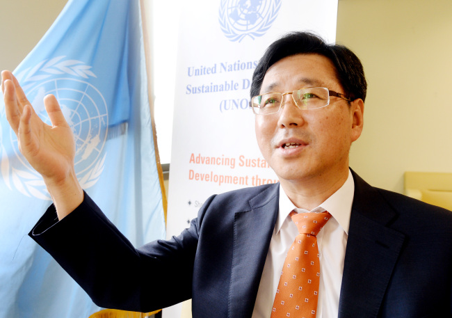 윤종수 유엔 지속가능개발센터  소장. 박현구 기자phko@heraldcorp.com 2014.07.24
Yoon Jong-soo, head of the U.N. Office for Sustainable Development
Park Hyun-koo/The Korea Herald
Yoon Jong-soo, head of the U.N. Office for Sustainable Development
Park Hyun-koo/The Korea Herald