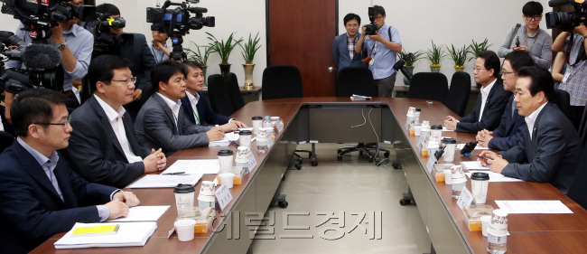 나성린 새누리당정책위 수석부의장(오른쪽 첫번째)이 4일 오전 국회에서 열린 6일 발표를 앞두고 있는 세제개편안에 대한 사전 조율을 위한세법관련 당정회의에서 모두발언을 하고 있다.회의에는 새누리당에서 나성린 정책위수석부의장과 기획재정위원회 소속 의원들이, 정부에서는 주형완 기획재정부1차관등이 참석했다. <br />이길동기자.gdlee@heraldcorp.com
나성린 새누리당정책위 수석부의장(오른쪽 첫번째)이 4일 오전 국회에서 열린 6일 발표를 앞두고 있는 세제개편안에 대한 사전 조율을 위한세법관련 당정회의에서 모두발언을 하고 있다.회의에는 새누리당에서 나성린 정책위수석부의장과 기획재정위원회 소속 의원들이, 정부에서는 주형완 기획재정부1차관등이 참석했다.
이길동기자.gdlee@heraldcorp.com