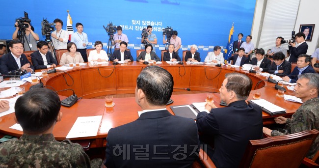 박영선 새정치민주연합원내대표가 4일  오전 국회에서 열린 원내대책회의에 앞서  한민구국방장관으로 부터 28사단 윤모일병 사망사건 관련 현안보고를  받고 있다.이길동기자.gdlee@heraldcorp.com
박영선 새정치민주연합원내대표가 4일  오전 국회에서 열린 원내대책회의에 앞서  한민구국방장관으로 부터 28사단 윤모일병 사망사건 관련 현안보고를  받고 있다.이길동기자.gdlee@heraldcorp.com