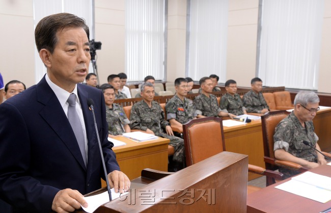 한민구 국방장관이 4일 오전 국회에서 열린 국방위원회 전체회의에 출석해 28사단 윤모 일병 사망사건 관련 현안보고를 하고 있다.이길동 기자.gdlee@heraldcorp.com.
한민구 국방장관이 4일 오전 국회에서 열린 국방위원회 전체회의에 출석해 28사단 윤모 일병 사망사건 관련 현안보고를 하고 있다.이길동 기자.gdlee@heraldcorp.com.
한민구 국방부 장관이 4일 오전 국회에서 열린 국방위원회 전체회의에 출석해 28사단 윤모 일병 사망사건 관련 현안보고를 하고 있다.  이길동 기자/gdlee@