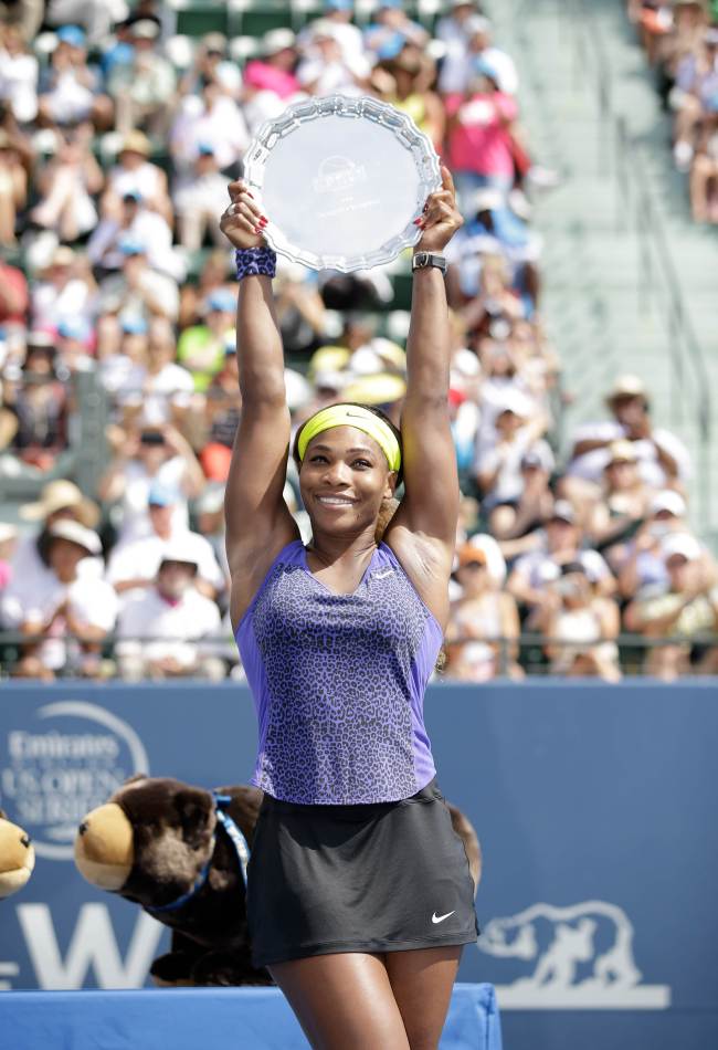 Serena Williams holds up the trophy after beating Angelique Kerber in the finals of the Bank of the West Classic on Sunday.    AFP-Yonhap