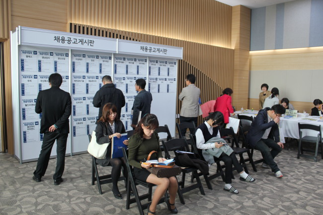 Job hunters wait for interviews at a regional job fair for about 80 small and medium-sized enterprises in Hwaseong, Gyeonggi Province.
Hwaseong Chamber of Commerce and Industry