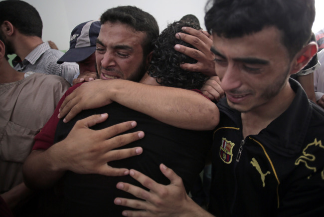 Palestinians grieve over the death of their relative killed in an Israeli strike, in the Kuwaiti hospital in Rafah refugee camp, Gaza Strip, Sunday.   AP-Yonhap