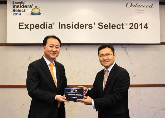 Park Yong-soon (left), general manager of Oakwood Premier COEX, poses with Denny Jeon, the director of Expedia’s Korea office, at the Insiders’ Select Award conferral ceremony.   Oakwood Premier COEX Center