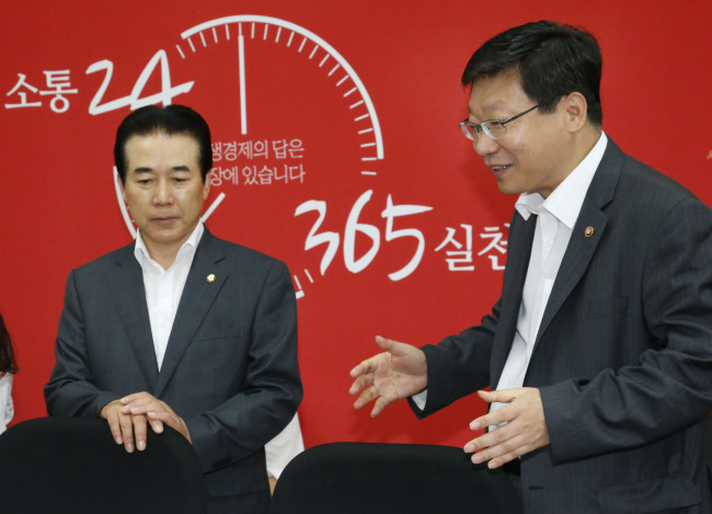 Ruling party and Finance Ministry officials attend a meeting to discuss taxation reform proposals on Monday.  (Yonhap)