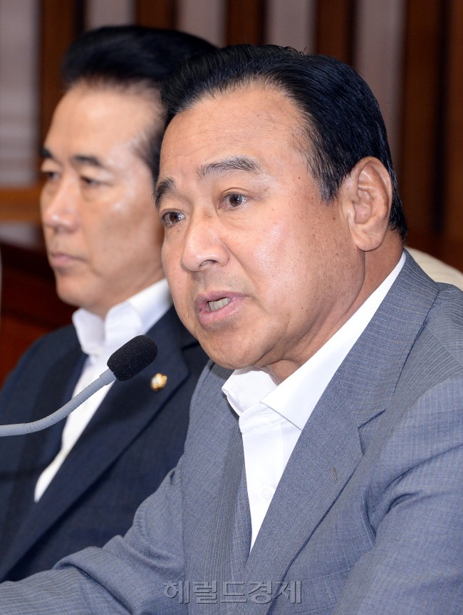 이완구새누리당 원내대표가 5일 오전 국회에서 열린 원내대책회의에서 모두발언을 하고 있다.이길동기자.gdlee@heraldcorp.com
이완구새누리당 원내대표가 5일 오전 국회에서 열린 원내대책회의에서 모두발언을 하고 있다.이길동기자.gdlee@heraldcorp.com