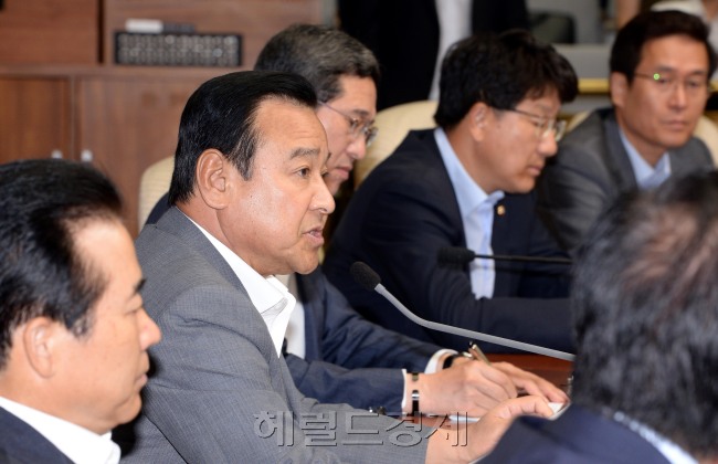 이완구새누리당 원내대표가 5일 오전 국회에서 열린 원내대책회의에서 모두발언을 하고 있다.이길동기자.gdlee@heraldcorp.com
이완구새누리당 원내대표가 5일 오전 국회에서 열린 원내대책회의에서 모두발언을 하고 있다.이길동기자.gdlee@heraldcorp.com