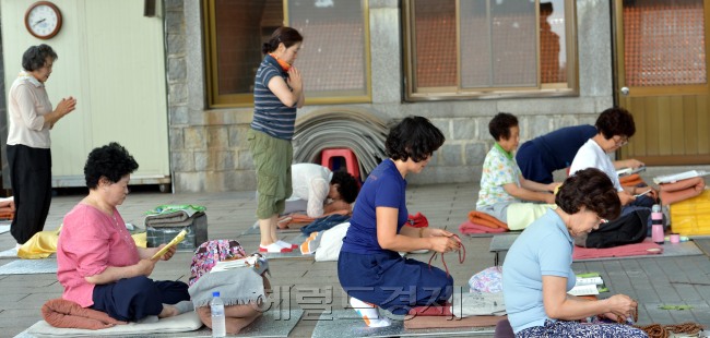 대학수학능력시험 100일을 앞두고 5일 오전 서울 북한산 도선사에서 수험생 가족들이 기도를 하고 있다.<br />김명섭 기자 msiron@heraldcorp.com
대학수학능력시험 100일을 앞두고 5일 오전 서울 북한산 도선사에서 수험생 가족들이 기도를 하고 있다.
김명섭 기자 msiron@heraldcorp.com
대학수학능력시험 100일을 앞두고 5일 오전 서울 북한산 도선사에서 수험생 가족들이 기도를 하고 있다.
김명섭 기자 msiron@heraldcorp.com