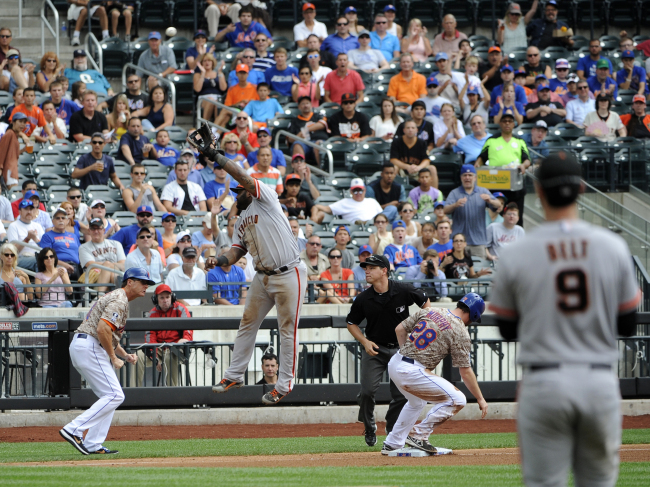 New York Mets third base coach Tim Teufel (left) watches Daniel Murphy (right) slide safely to third base Monday.   AP-Yonhap
