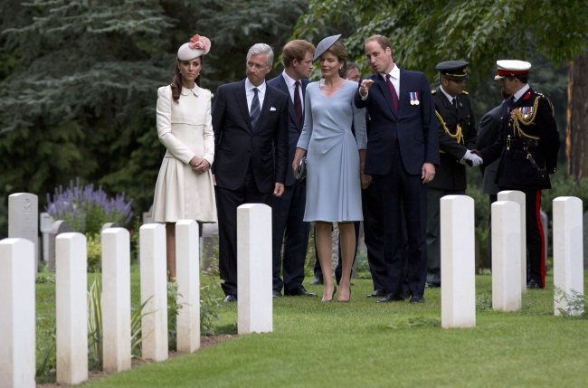 (From left) Kate, Duchess of Cambridge, Belgium’s King Philippe, Britain’s Prince Harry, Belgium’s Queen Mathilde and Britain’s Prince William attend a commemoration ceremony to mark the 100th anniversary of the outbreak of World War I at the St. Symphorien Cemetery in St. Symphorien, Belgium, Monday.   AP-Yonhap
