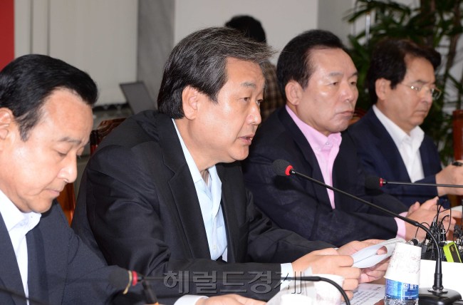김무성 새누리당대표가 6일 오전 국회에서 열린 최고중진연석회의에서 모두발언을 하고 있다.이길동기자.gdlee@heraldcorp.com
김무성 새누리당대표가 6일 오전 국회에서 열린 최고중진연석회의에서 모두발언을 하고 있다.이길동기자.gdlee@heraldcorp.com