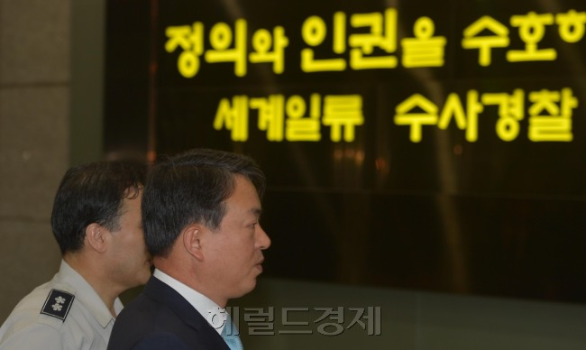 강신명 경찰청장 내정자가 6일 오전 경찰청 경찰위원회로 들어가고 있다.<br />김명섭 기자 msiron@heraldcorp.com
강신명 경찰청장 내정자가 6일 오전 경찰청 경찰위원회로 들어가고 있다.
김명섭 기자 msiron@heraldcorp.com
‘위기의 경찰을 구해낼 수 있을까.’  강신명 경찰청장 내정자가 6일 오전 경찰청에서 열린 경찰위원회에 참석하기 위해 들어가고 있다. 정의, 인권, 세계일류 등  글귀를 지나는 그의 모습에서 향후 경찰의 고민과 방향이 엿보인다.  김명섭 기자/msiron@heraldcorp.com
