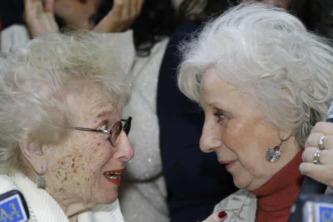 Grandmothers of Plaza de Mayo, Rosa de Roisinblit (left) and Estela de Carlotto, talk during a news conference in Buenos Aires, Argentina, Tuesday.   AP-Yonhap