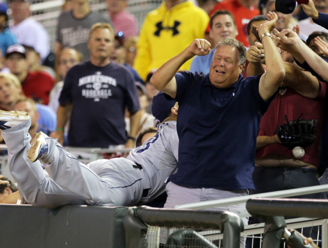 San Diego Padres first baseman Yonder Alonso (left) has competition from fans as he attempts to field a foul off by Minnesota Twins second baseman Brian Dozier on Tuesday.    AP-Yonhap