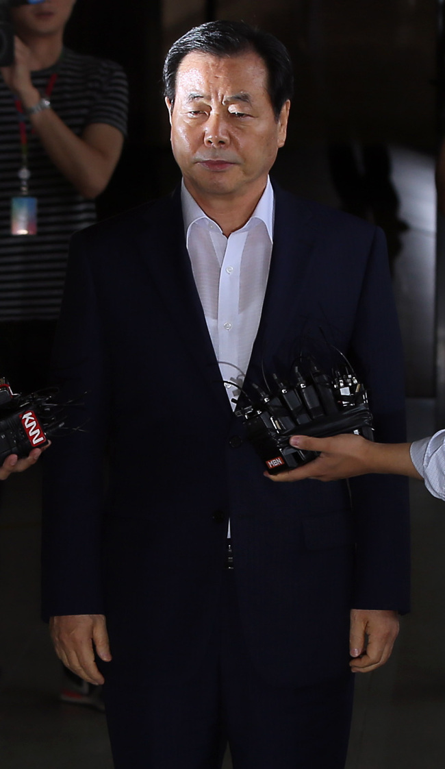 Rep. Cho Hyun-ryong of the ruling Saenuri Party appears before the Seoul Central District Prosecutors’ Office in southern Seoul on Wednesday. He has been suspected of taking kickbacks from a railroad parts supplier.   Yonhap