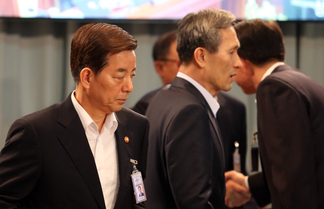 Minister of National Defense Han Min-koo (left) and National Security Office chief Kim Kwan-jin (center) attend the Cabinet meeting on Tuesday.   Yonhap