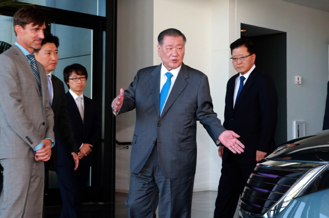 Hyundai Motor Group chairman Chung Mong-koo (center) talks with Tom Kearns, chief of Kia Motors’ U.S. design center, at the carmaker’s design center in Irvine, California, Tuesday.   Hyundai Motor Group