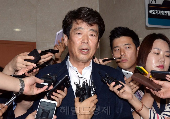 신계륜 새정치민주연합의원이 6일 오후 국회 정론관에서 기자회견을 열고 검찰수사에 대한 입장을 밝히후 취재진의 질문에 답하고 있다.이길동기자.gdlee@heraldcorp.com
신계륜 새정치민주연합의원이 6일 오후 국회 정론관에서 기자회견을 열고 검찰수사에 대한 입장을 밝히후 취재진의 질문에 답하고 있다.이길동기자.gdlee@heraldcorp.com