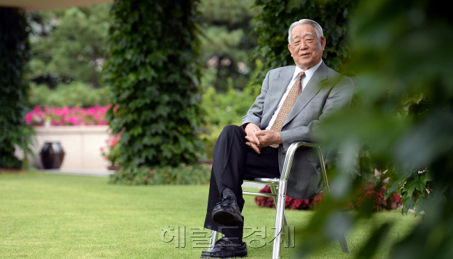 강인덕 전 통일부 장관_삼청동 극동문제연구소./ 안훈 기자 rosedale@ 2014.07.31
강인덕 전 통일부 장관_삼청동 극동문제연구소./ 안훈 기자 rosedale@ 2014.07.31