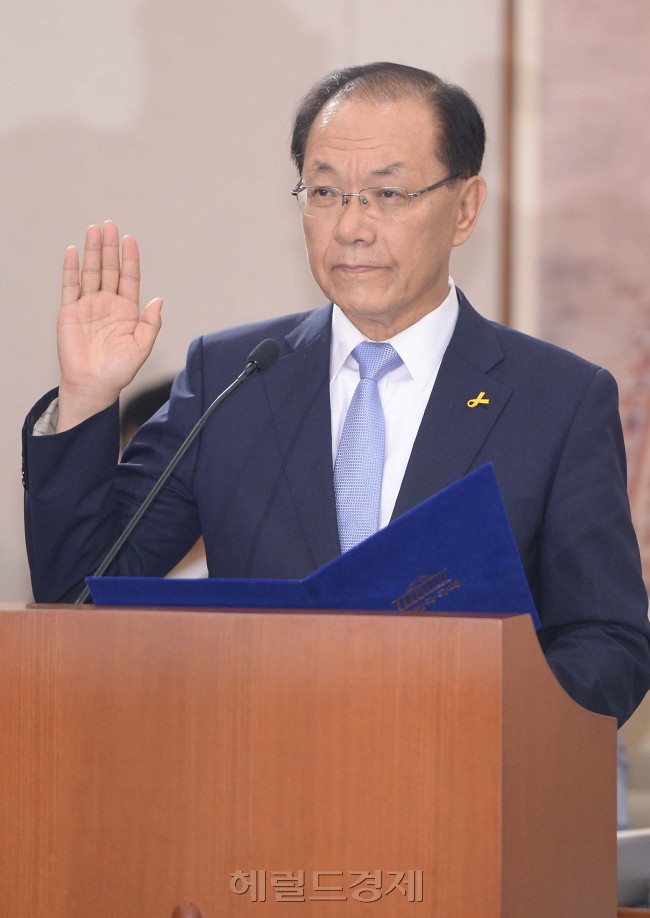 황우여 사회부총리겸 교육부장관내정자가 7일 오전 국회에서 열린 인사청문회에 출석해 선서를 하고 있다.이길동기자.gdlee@heraldcorp.com
황우여 사회부총리겸 교육부장관내정자가 7일 오전 국회에서 열린 인사청문회에 출석해 선서를 하고 있다.이길동기자.gdlee@heraldcorp.com
