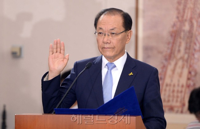 황우여 사회부총리겸 교육부장관내정자가 7일 오전 국회에서 열린 인사청문회에 출석해 선서를 하고 있다.이길동기자.gdlee@heraldcorp.com
황우여 사회부총리겸 교육부장관내정자가 7일 오전 국회에서 열린 인사청문회에 출석해 선서를 하고 있다.이길동기자.gdlee@heraldcorp.com