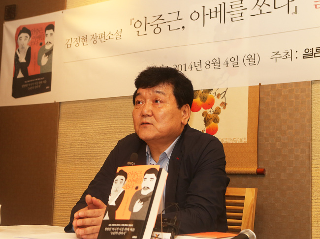 Korean novelist Kim Jung-hyun talks about his new novel “Ahn Jung-geun Shot Abe” during a press conference in Seoul on Monday.   Yonhap