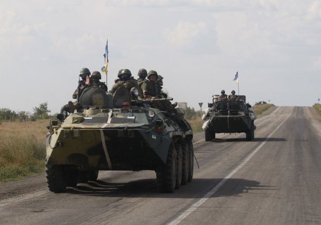<YONHAP PHOTO-0027> Ukrainian soldiers sit on a APC in the eastern region of Donetsk, on August 6, 2014. At least two civilians were killed as fighting erupted Tuesday afternoon in a western suburb of the besieged main rebel bastion of Donetsk in war-torn east Ukraine, city authorities said. AFP PHOTO/ ANATOLII STEPANOV../2014-08-07 00:46:32/ <저작권자 ⓒ 1980-2014 ㈜연합뉴스. 무단 전재 재배포 금지.>
Ukrainian soldiers sit on armored personnel carriers in Donetsk, Ukraine, Wednesday.   AFP-Yonhap