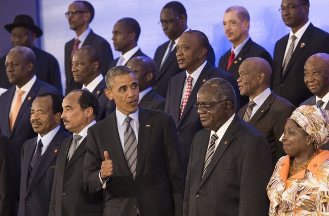 U.S. President Barack Obama (center) gives a thumbs-up during the “family” photo with African leaders at the U.S.-Africa Leaders Summit at the U.S. State Department in Washington, D.C., Wednesday.   AFP-Yonhap