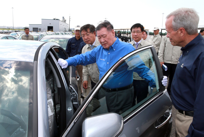 Hyundai Motor Group chairman Chung Mong-koo and company executives examine cars at Hyundai Motor’s Alabama plant on Wednesday.   Hyundai Motor Group