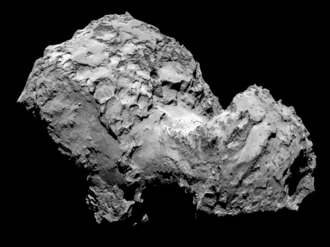 This handout picture by space probe Rosetta’s OSIRIS narrow-angle camera and obtained on Wednesday from the European Space Agency shows the Comet 67P/Churyumov-Gerasimenko from a distance of 285 km.   AFP-Yonhap