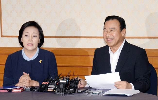 이완구새누리당 원내대표와 박영선 새정치민주연합원내대표가 7일 오전 국회에서  열린 여야 원내대표회담에서 세월호 특별법안등 주요현안에 대해 논의 하고 있다.<br /> 이길동기자.gdlee@heraldcorp.com
이완구새누리당 원내대표와 박영선 새정치민주연합원내대표가 7일 오전 국회에서  열린 여야 원내대표회담에서 세월호 특별법안등 주요현안에 대해 논의 하고 있다.
이길동기자.gdlee@heraldcorp.com
이완구새누리당 원내대표와 박영선 새정치민주연합원내대표가 7일 오전 국회에서  열린 여야 원내대표회담에서 세월호 특별법안등 주요현안에 대해 논의 하고 있다.
이길동기자.gdlee@heraldcorp.com