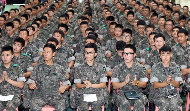 Army soldiers on Friday receive special human rights education that was conducted in response to rampant abuse cases in the military. All military personnel participated in the nationwide program.   Joint Press Corps