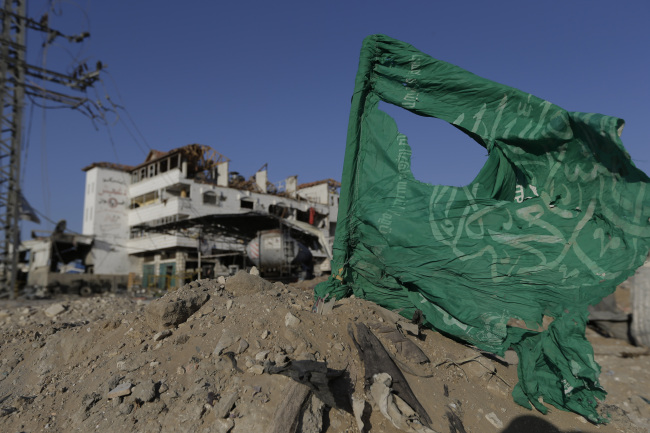 An Islamic flag flies on the rubble of a house, destroyed by an Israeli strike in the Gaza City neighborhood of Shijaiyah, Gaza Strip, Thursday.   AP-Yonhap