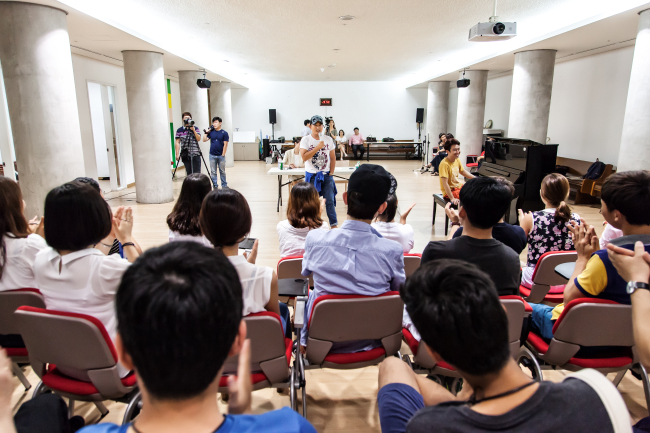 Lee Seung-chul leads the rehearsal of With-U, a choir of North Korean defectors, in Seoul on Thursday, a week before their performance of the unification song on Dokdo.   Lee Eun-surk