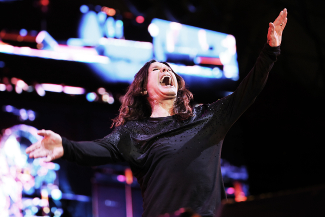 영국 출신 전설적인 로커 오지 오스본(Ozzy Osbourne)이 지난 9일 오후 9시 서울 성산동 서울 월드컵경기장에서 열린 록페스티벌 '현대카드 시티 브레이크 2014' 무대에 올라 열정적인 무대를 선보이고 있다. [사진제공=현대카드]
영국 출신 전설적인 로커 오지 오스본(Ozzy Osbourne)이 지난 9일 오후 9시 서울 성산동 서울 월드컵경기장에서 열린 록페스티벌 '현대카드 시티 브레이크 2014' 무대에 올라 열정적인 무대를 선보이고 있다. [사진제공=현대카드]