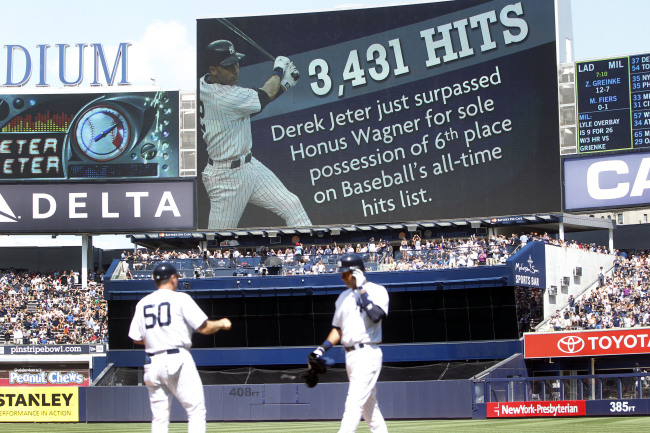 New York Yankees shortstop Derek Jeter heads to first base after passing Honus Wagner on the all-time hits list on Saturday.   AP-Yonhap