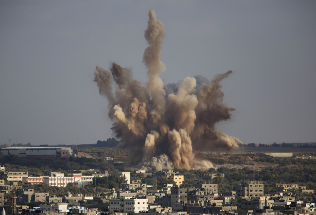 Smoke rises in Gaza City after an Israeli air strike Saturday.   AP-Yonhap
