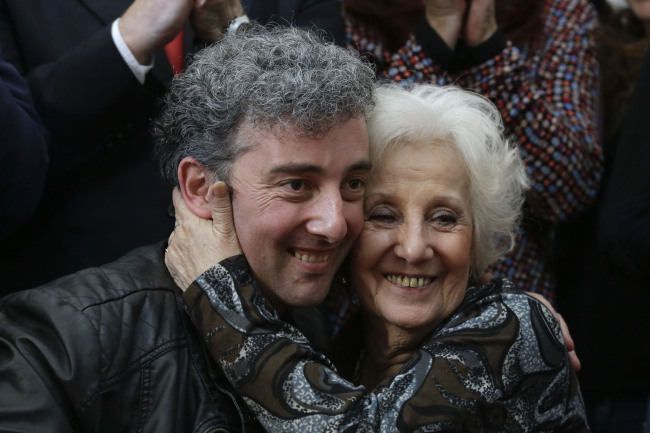 <YONHAP PHOTO-0200> Estela de Carlotto, president of Grandmothers of Plaza de Mayo, right, and her grandson Ignacio Hurban, left, hugs her grandson during a news conference in Buenos Aires, Argentina, Friday, Aug. 8, 2014. A provincial music teacher in Argentina, Hurban is making his first public appearance since he was identified as the long-sought grandson of Carlotto, the country's leading human rights activist. She spent 36 years searching for the child taken from her daughter, who was executed by the military during the country's military dictatorship. (AP Photo/Victor R. Caivano)/2014-08-09 05:40:19/ <저작권자 ⓒ 1980-2014 ㈜연합뉴스. 무단 전재 재배포 금지.>
Estela de Carlotto, president of Grandmothers of Plaza de Mayo (right) and her grandson Ignacio Hurban, hugs her grandson during a news conference in Buenos Aires on Friday.   AP-Yonhap