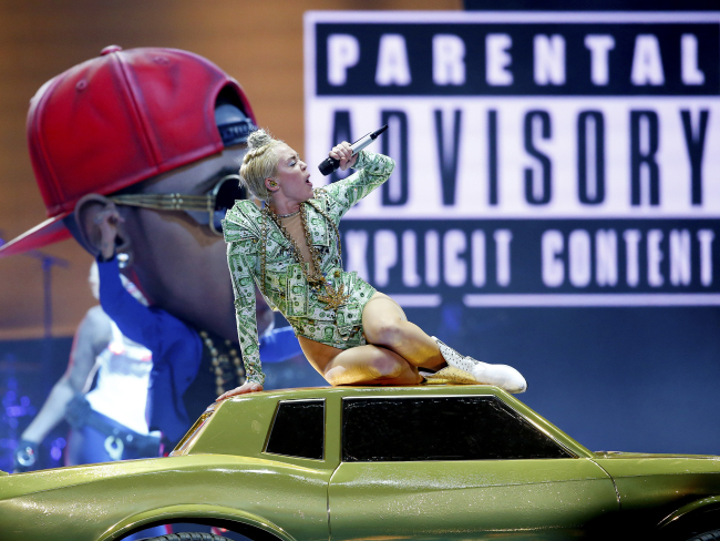 Miley Cyrus performs in concert at Bridgestone Arena in Nashville, Tennessee, Thursday.   AP-Yonhap