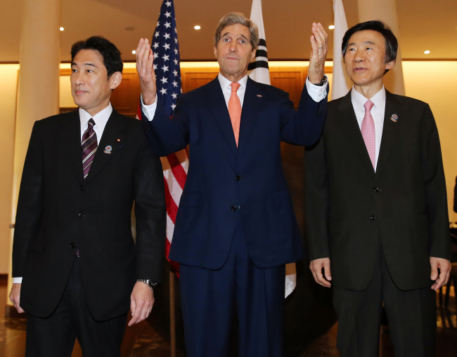 South Korean Foreign Minister Yun Byung-se (right) poses with Japanese Foreign Minister Fumio Kishida (left) and U.S. Secretary of State John Kerry during the 47th ASEAN Foreign Ministers’ Meeting in Naypyitaw, Myanmar, Saturday.   Yonhap