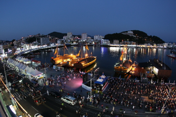 A past edition of The Great Battle of Hansan Festival held annually in Tongyeong, South Gyeongsang Province.    The Great Battle of Hansan Festival
