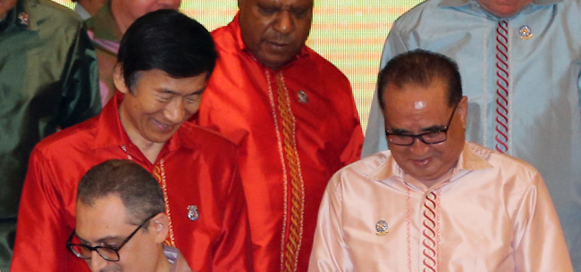 South Korean Foreign Minister Yun Byung-se (left) talks with North Korean Foreign Minister Ri Su-yong after a photo session during a gala dinner of the 47th Association of the Southeast Asian Nations Foreign Ministers’ Meeting in Naypyitaw, Myanmar, Saturday.   Yonhap