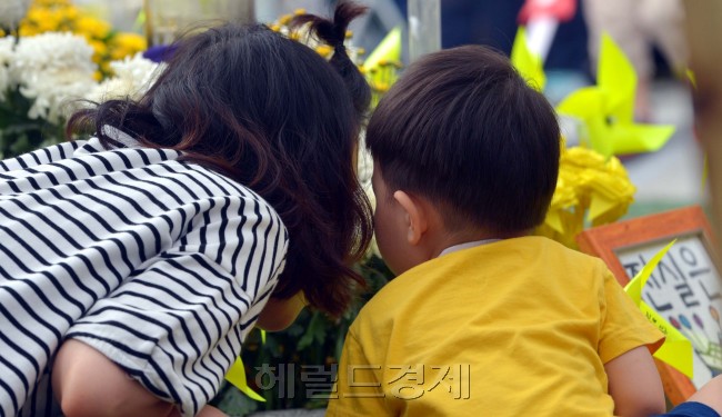 서울 광화문 광장 세월호 참사 희생자 가족들이 특별법 제정을 촉구하며 단식을 하고 있는 곳에서 한 엄마가 아들이 세월호 관련 글귀를 보고 있다.<br />김명섭 기자 msiron@heraldcorp.com
서울 광화문 광장 세월호 참사 희생자 가족들이 특별법 제정을 촉구하며 단식을 하고 있는 곳에서 한 엄마가 아들이 세월호 관련 글귀를 보고 있다.
김명섭 기자 msiron@heraldcorp.com
서울 광화문 광장 세월호 참사 희생자 가족들이 특별법 제정을 촉구하며 단식을 하고 있는 곳에서 한 엄마가 아들이 세월호 관련 글귀를 보고 있다.
김명섭 기자 msiron@heraldcorp.com