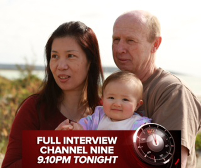 David Farnell (right) and his wife Wendy pose with their baby Pipah in Australia on Sunday.   AP-Yonhap