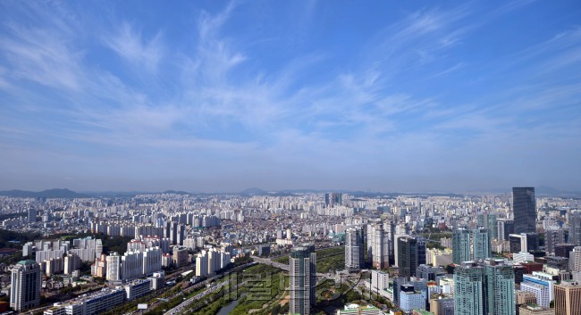 맑은 날씨를 보인 11일 오전 가시거리가 좋아 서울 63빌딩에서 바라본 서울풍경이 화창하다.<br />김명섭 기자 msiron@heraldcorp.com