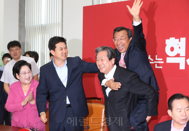 김무성 새누리당대표가  11일 오전 국회에서 열린 최고위원회의에서  7.30재보선 순천곡성에서당선되면 업어준다는 약속으로 이정현 최고위원을 업어주고 있다.이길동기자.gdlee@heraldcorp.com
김무성 새누리당대표가  11일 오전 국회에서 열린 최고위원회의에서  7.30재보선 순천곡성에서당선되면 업어준다는 약속으로 이정현 최고위원을 업어주고 있다.이길동기자.gdlee@heraldcorp.com