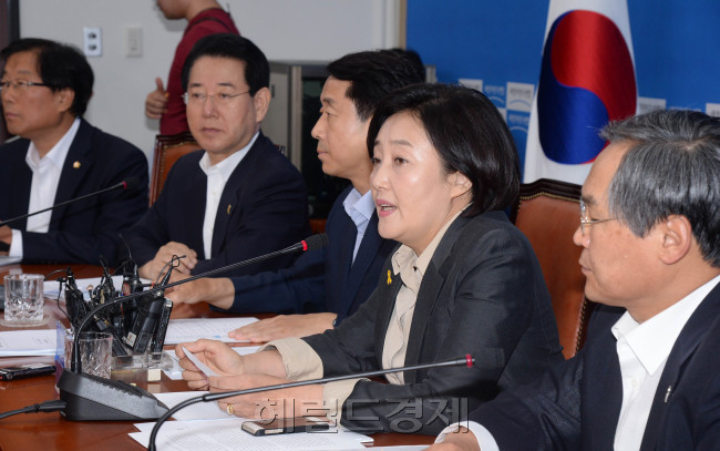 박영선 새정치민주연합 국민공감혁신위원장이 11일 오전 국회에서 열린 원내대책회의에서 모두발언을 하고 있다.이길동기자.gdlee@heraldcorp.com
박영선 새정치민주연합 국민공감혁신위원장이 11일 오전 국회에서 열린 원내대책회의에서 모두발언을 하고 있다.이길동기자.gdlee@heraldcorp.com
박영선 새정치민주연합 국민공감혁신위원장이 11일 오전 국회에서 열린 원내대책회의에서 모두발언을 하고 있다.이길동기자.gdlee@heraldcorp.com
박영선 새정치민주연합 국민공감혁신위원장이 11일 오전 국회에서 열린 원내대책회의에서 모두발언을 하고 있다.이길동기자.gdlee@heraldcorp.com