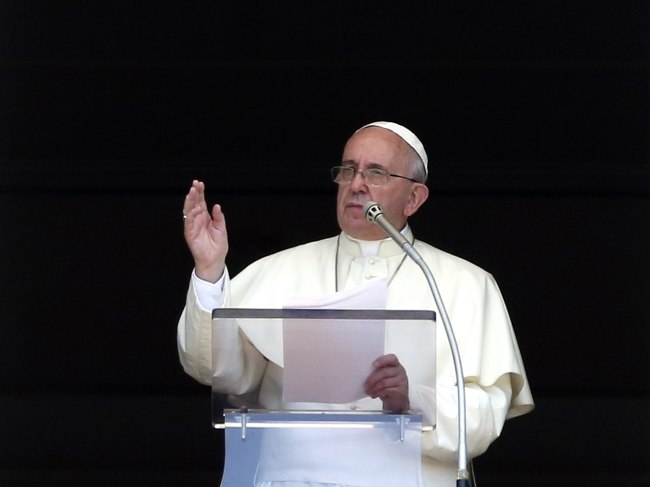 <YONHAP PHOTO-1211> Pope Francis speaks as he leads the Angelus prayer in Saint Peter's Square at the Vatican August 10, 2014. REUTERS/Stefano Rellandini (VATICAN - Tags: RELIGION)/2014-08-10 20:14:51/ <저작권자 ⓒ 1980-2014 ㈜연합뉴스. 무단 전재 재배포 금지.>
Pope Francis